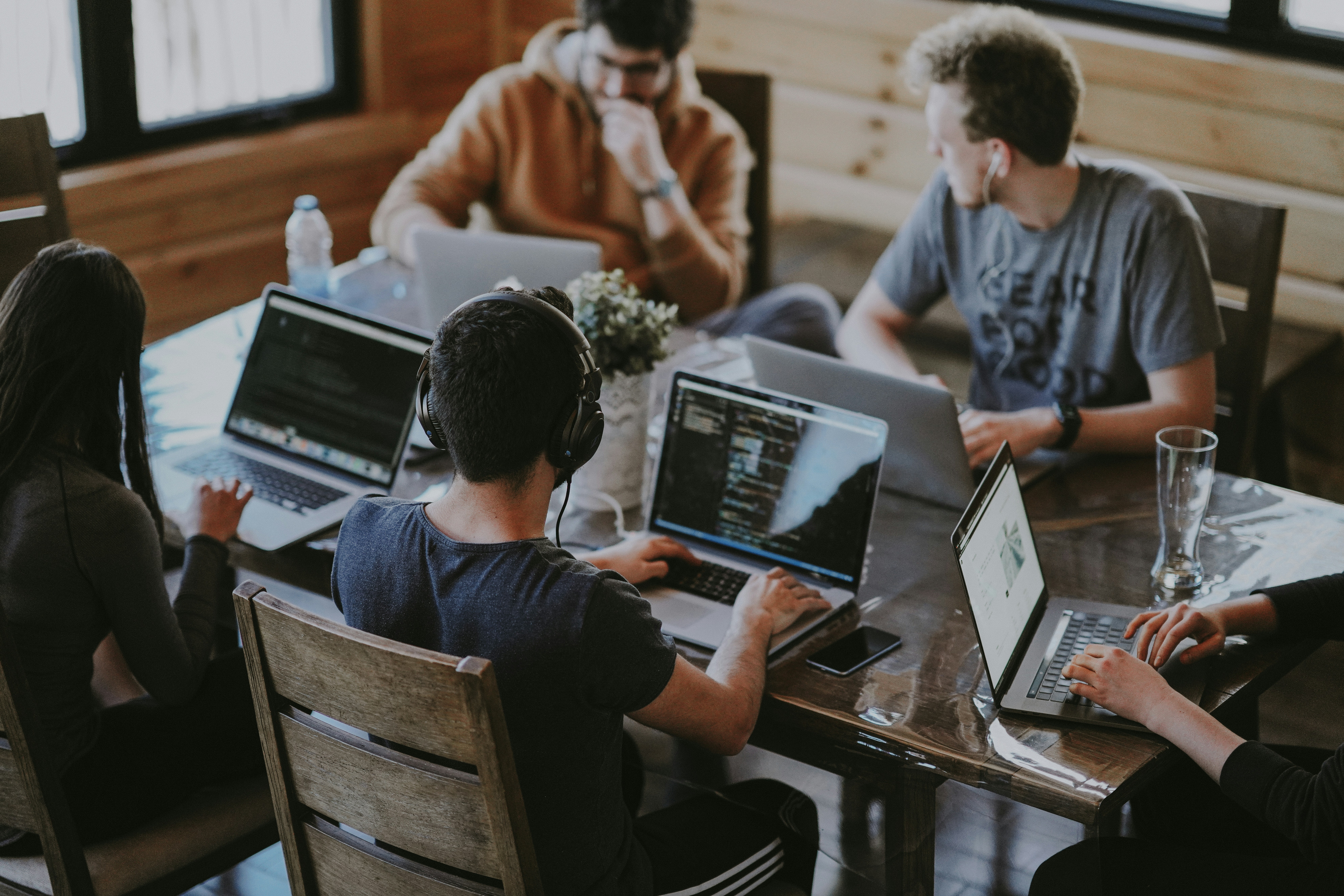 Analisis Model Bisnis SaaS Lokal Indonesia